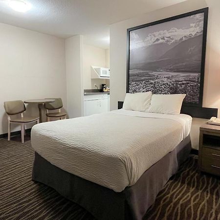 Super 8 By Wyndham Revelstoke Bc Motel Екстериор снимка