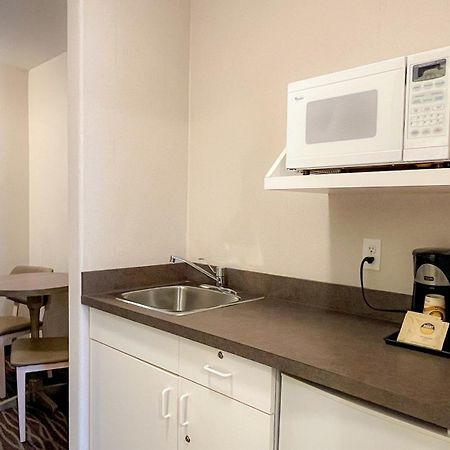 Super 8 By Wyndham Revelstoke Bc Motel Екстериор снимка