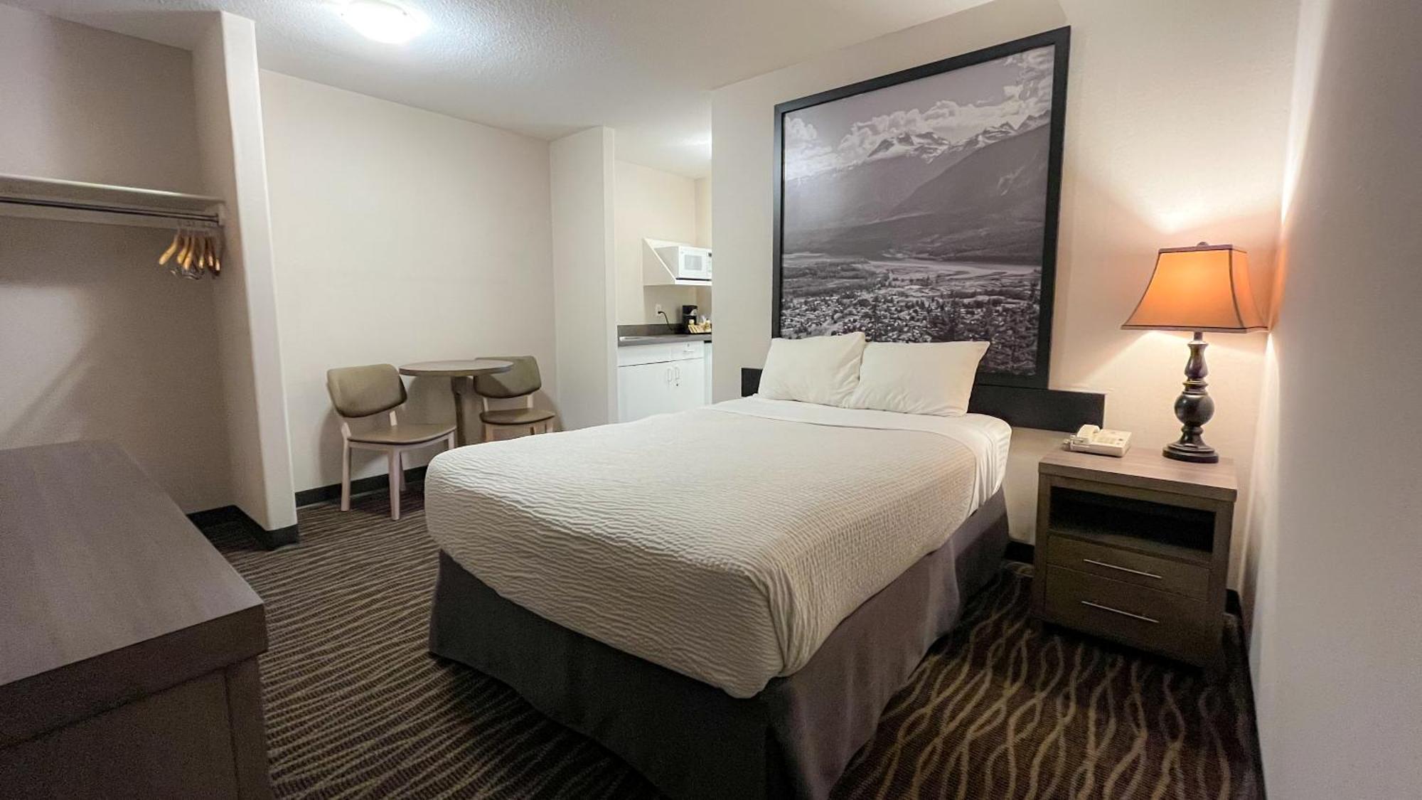 Super 8 By Wyndham Revelstoke Bc Motel Екстериор снимка
