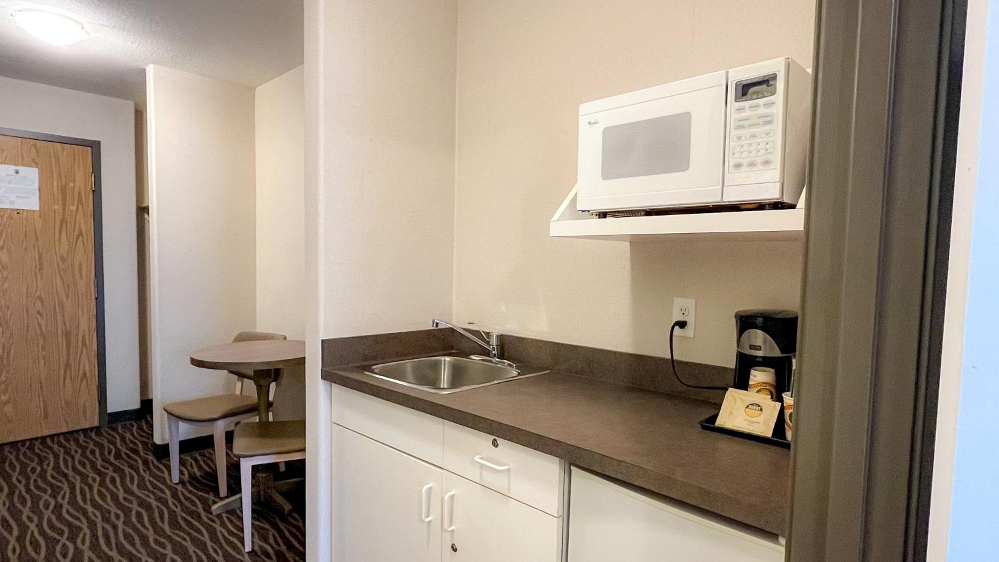 Super 8 By Wyndham Revelstoke Bc Motel Екстериор снимка